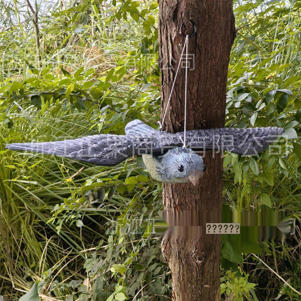Magpie Flying Bird Plastic Ornament - Outdoor Garden Courtyard Decoy and Bird Repellent
