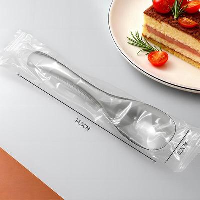 Jednorazowe plastikowe łyżki pakowane pojedynczo