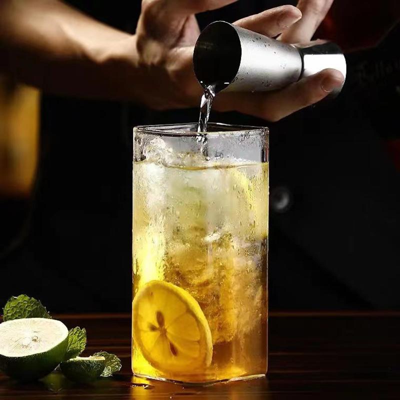 Cană pătrată din sticlă transparentă cu băutură rece, cu gheață, apă, lapte, ceai, ceai de băut, pahar de vin, ceașcă de cafea, restaurant, bar acasă