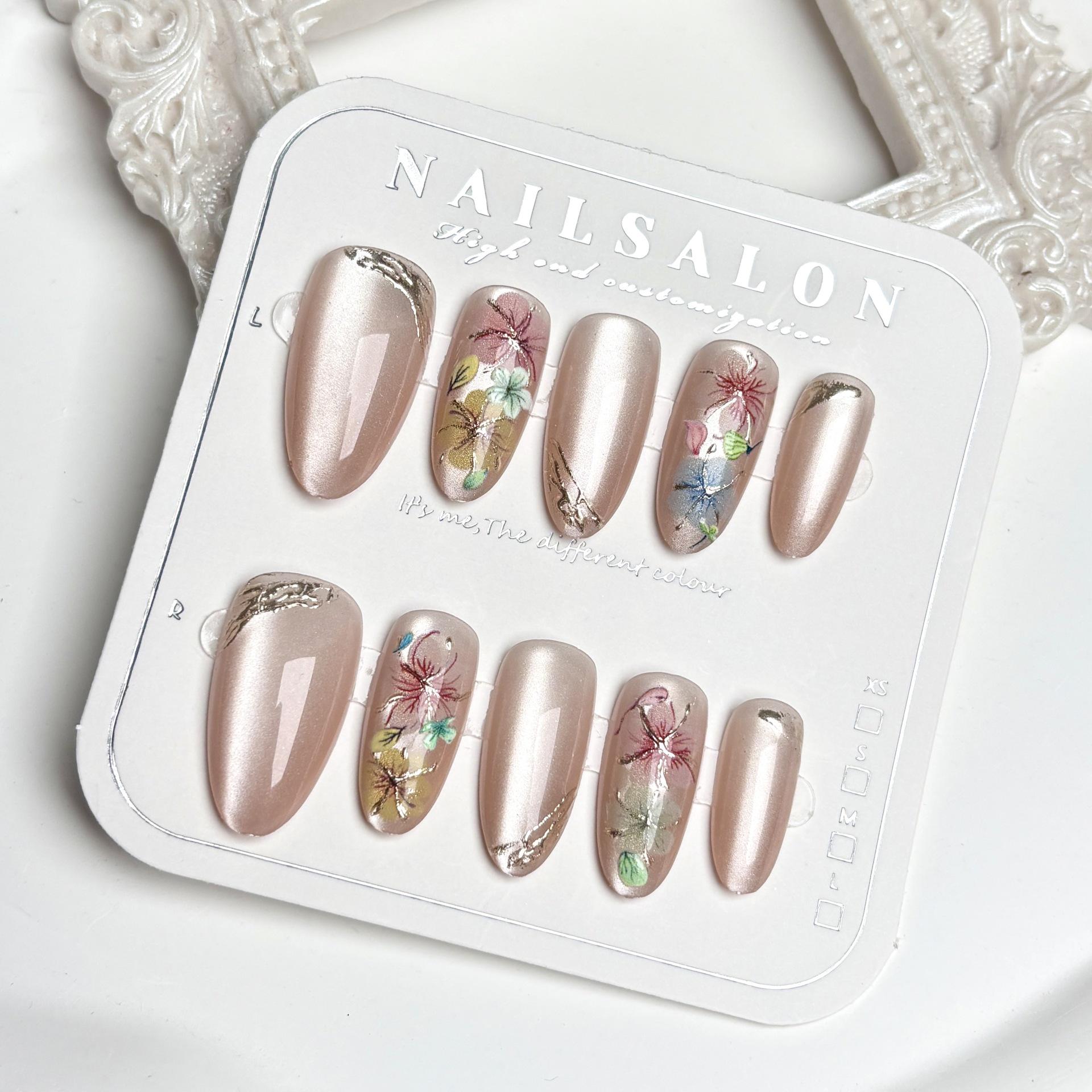 

Нежные цветочные феи, осветляющие кожу, накладные ногти с элегантными сухоцветами и эффектом «кошачий глаз» - Идеально подходят для весенней атмосферы в корейском стиле.