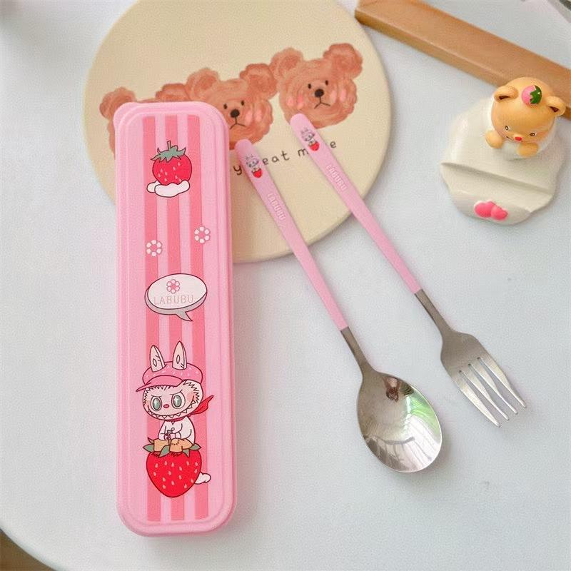 

Набор портативной посуды Labubu из двух предметов, мультяшные вилка и ложка из нержавеющей стали, коробка для хранения, студенческий портативный набор столовой посуды розовый