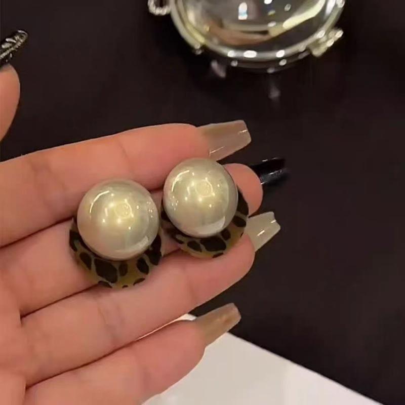 French Retro Leopard Print Pearl Earrings - Simple, Versatile Studs for Women, Trendy Niche Style леопардовый