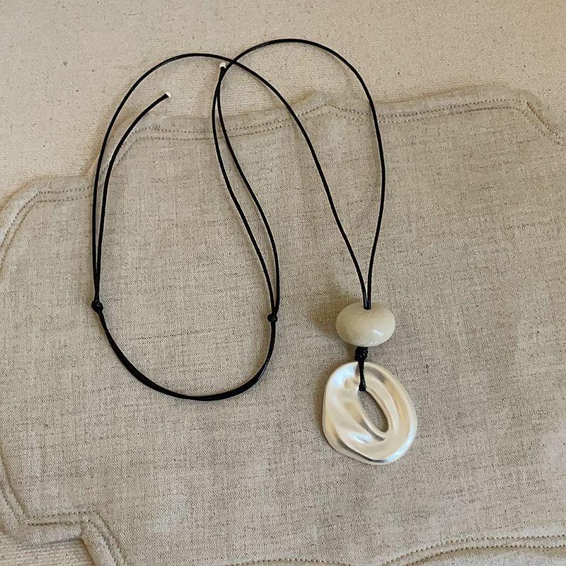 Уникальный дизайн Неправильная форма Полая Матовый цвет Овальный камень Подвеска Ожерелья для женщин Регулируемая веревочная цепочка Чокеры Украшения
