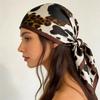 Neue Glatte Textur Seiden-Haarbänder Vielseitige Mode Elegantes Quadratisches Tuch Leopardenmuster Schal Damen