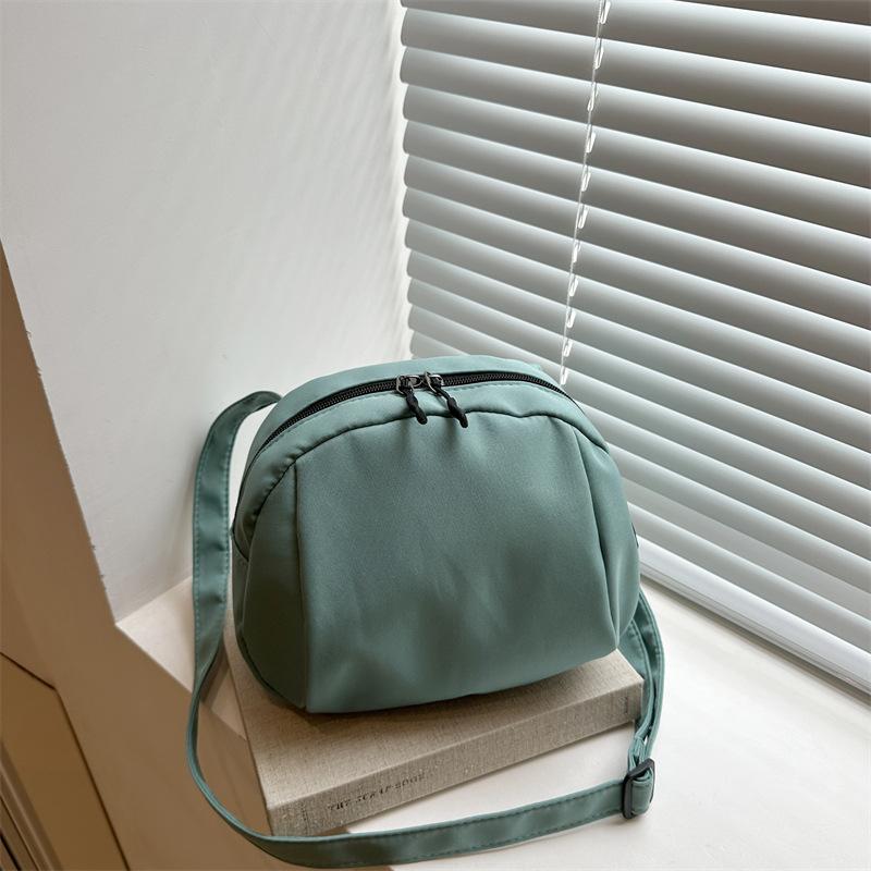

Casual canvas shell bag versatile large-capacity messenger bag women s 2025 new summer simple commuter shoulder bag зелёный