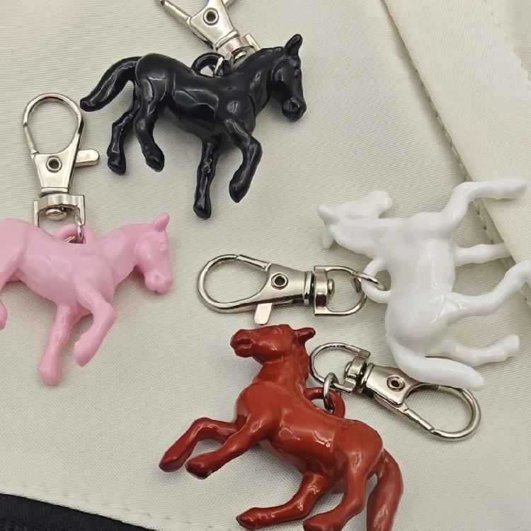 Lebhafter Pferdeanhänger Schlüsselanhänger Tier-Themen-Accessoire Stilvolle Acryl-Konstruktion Befestigung für Handys Geldbörsen