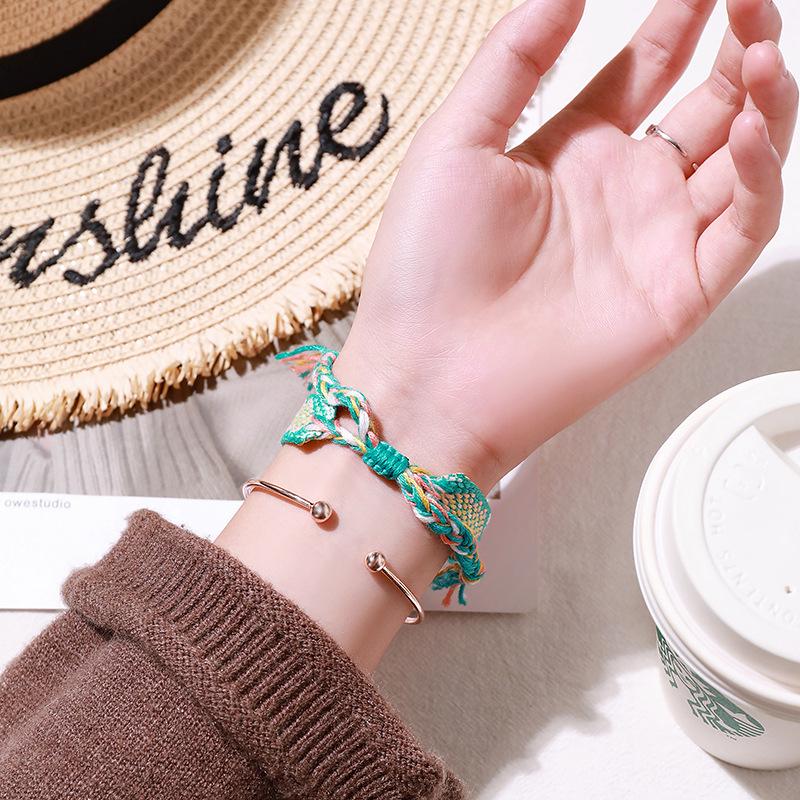 Damenuhr mit kleinem quadratischem Zifferblatt, ideal für Studentinnen; Nische Mori und Academy Style für einen klassischen Look.