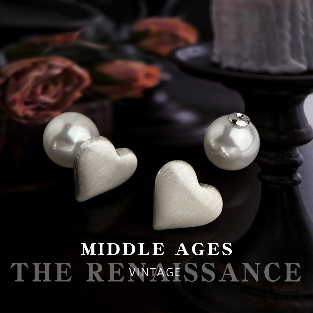 Средневековые нишевые серьги-пусеты «Любовь» из матового серебра, одна пара жемчужных серег.