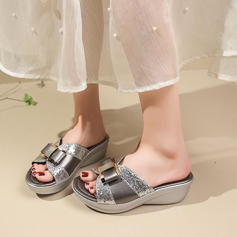 

Толстоподошвенные нескользящие крутые тапочки лето новые женские носить пляжную обувь на танкетке тапочки женские 40 серебряный