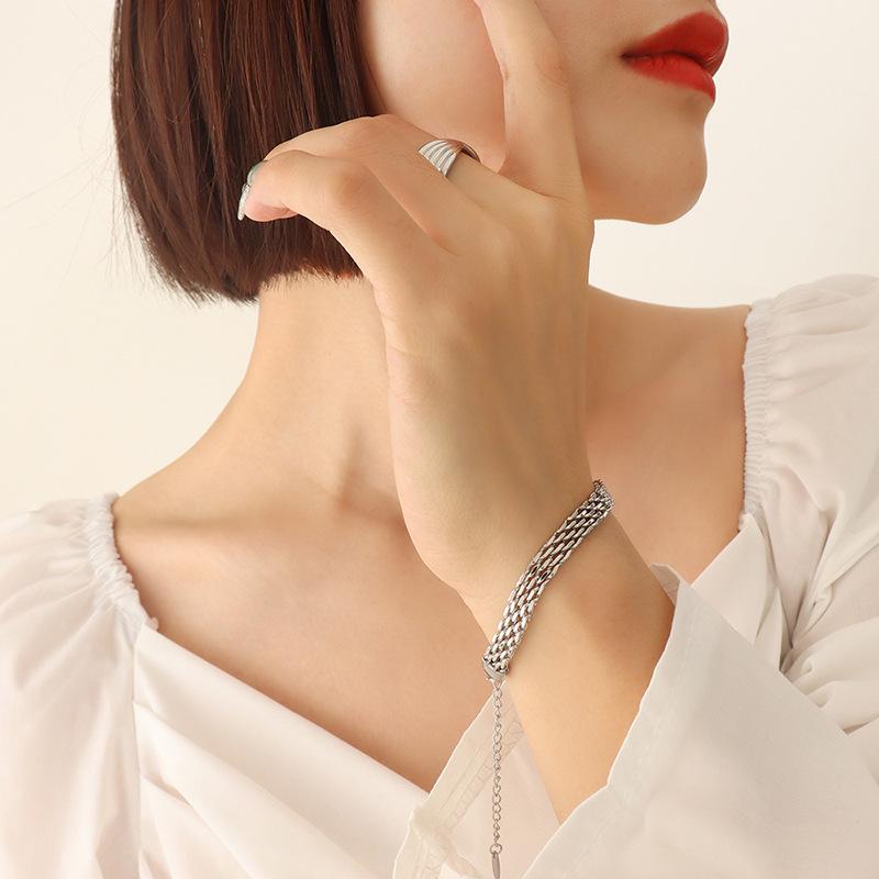 Versatile Trendy Geometric Titanium Steel Bracelet for Women, 18K Gold Plated, European & American Style (E250)