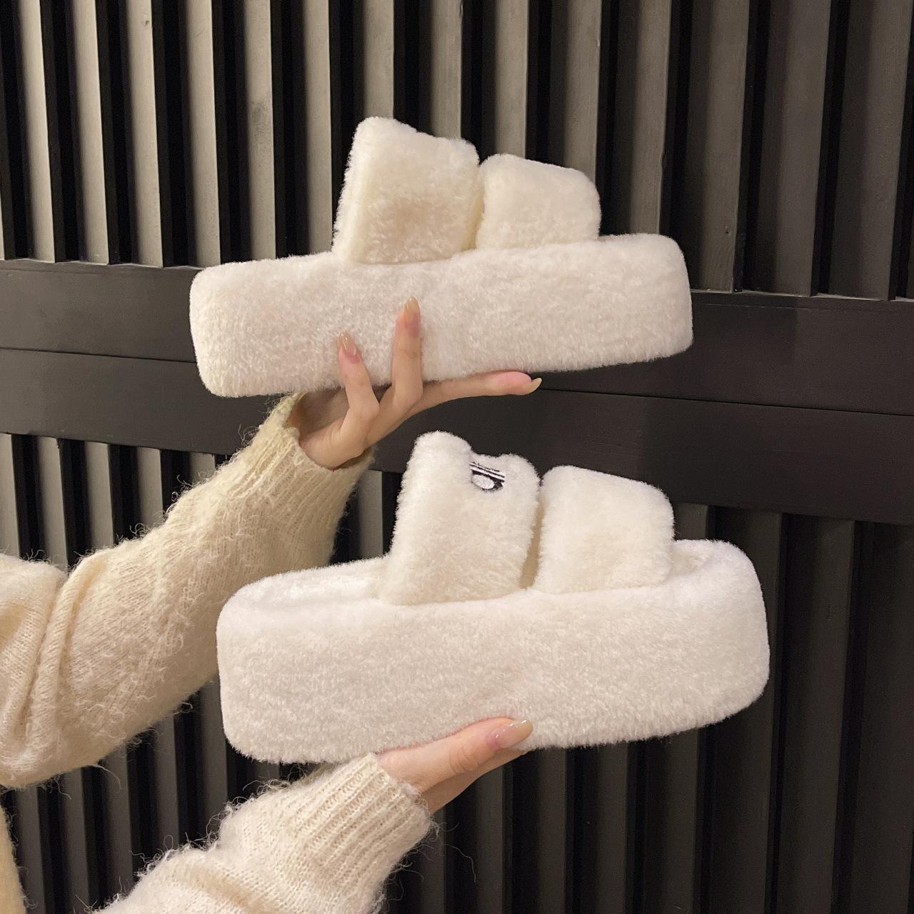 

2025 новые пушистые тапочки на толстой подошве женские осенне-зимние модные тапочки-шлепанцы с одним ремешком, пушистые, нескользящие, пушистые мопы 40 бежевый