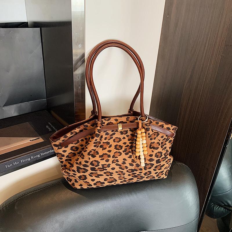 

Винтажная замшевая сумка под мышкой женская 2025 новая мода и досуг сумка-тоут для поездок большой вместимости сумка через плечо No pendant