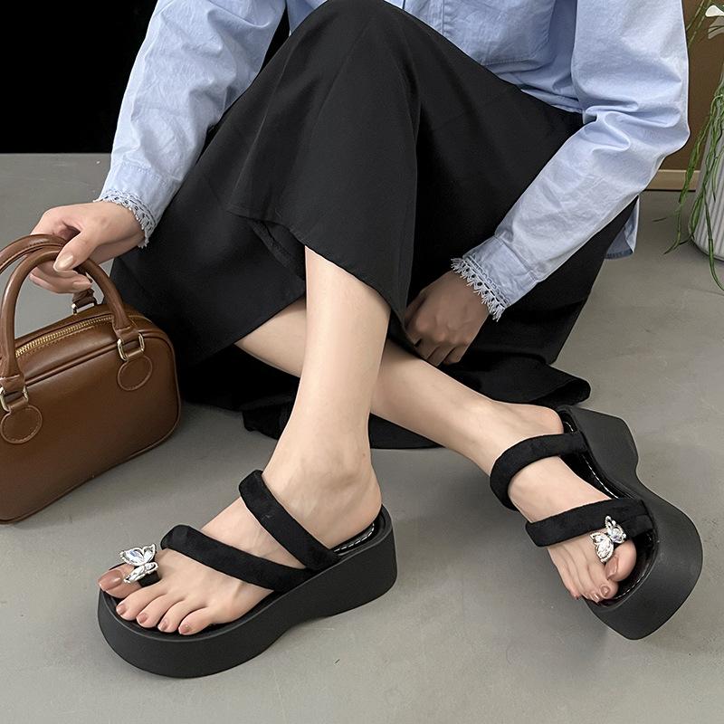 toe thick-soled cool slippers for women in the summer of 2025, new models for small people to increase their height and wear beach shoes