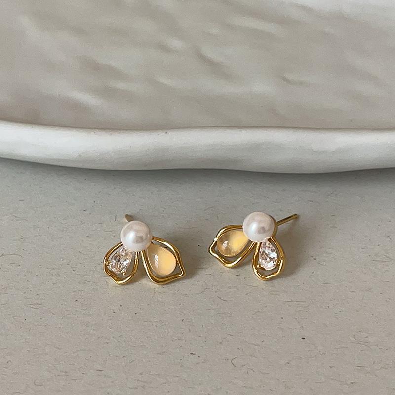 Hollow Petal Pearl Earrings Exquisite Daily Jewelry