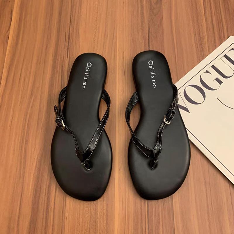 Korean flip-flops women's summer wear 2025 new French toe slippers flat-bottomed ins sandals Roman beach shoes