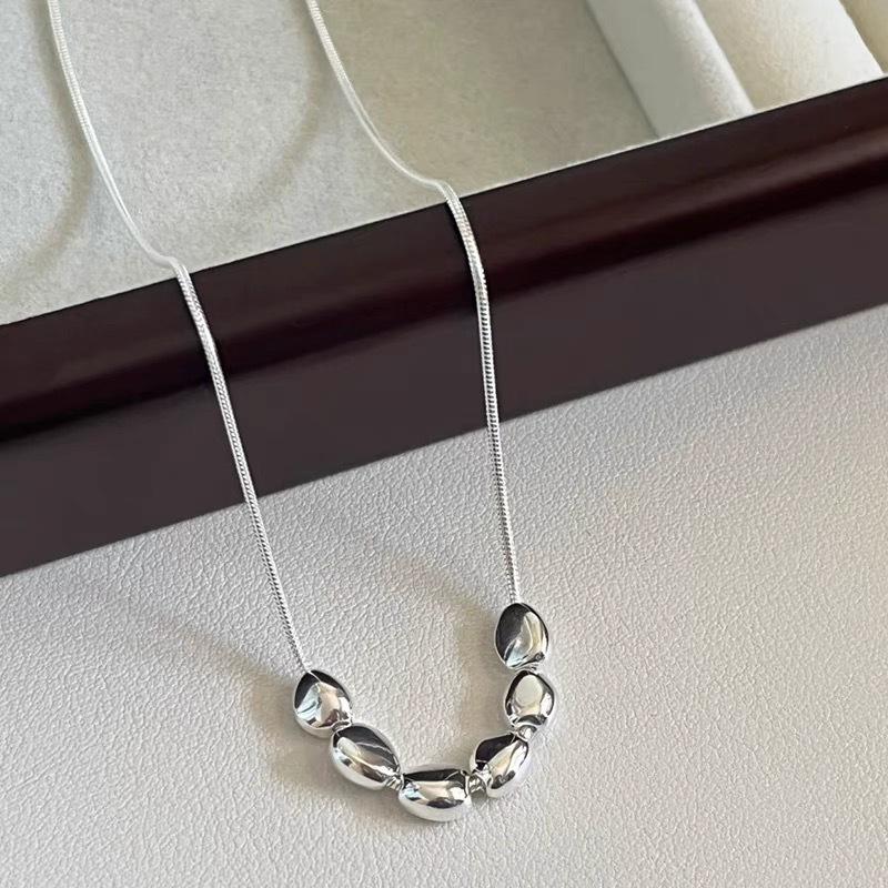Silver Irregular Bean Necklace for Girls: Japanese Korean Style, Sweet and Cool, Versatile Clavicle Chain with Light Luxury Niche Design.