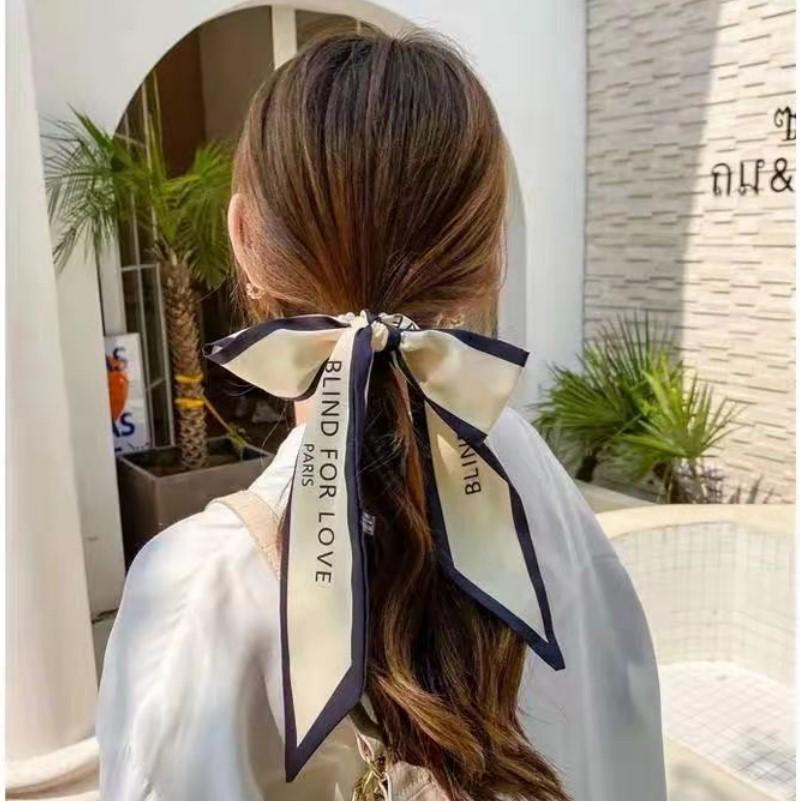 Panglică cu perle pentru păr – accesoriu elegant și elastic