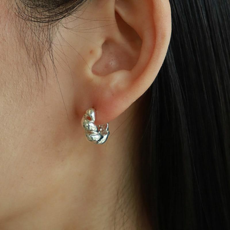 Less is more silver twist one-touch earring