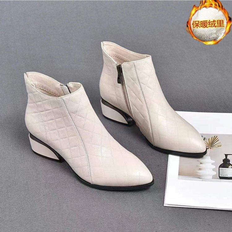 2025 autumn and winter French pointed flat-bottomed short boots new comfortable Martin boots ethnic style soft leather velvet thermal boots women