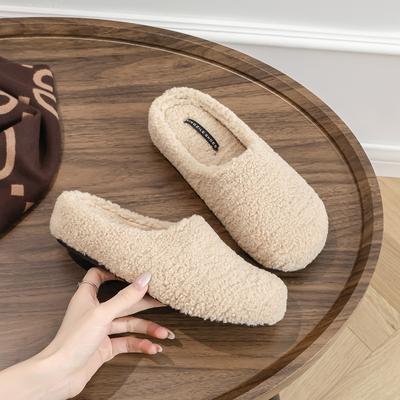Wollversion eines Sacks, faule Leute schleppen flauschige Schuhe auf einem Fuß, Frauen tragen flache, warme und gefütterte Baumwollschuhe in Au
