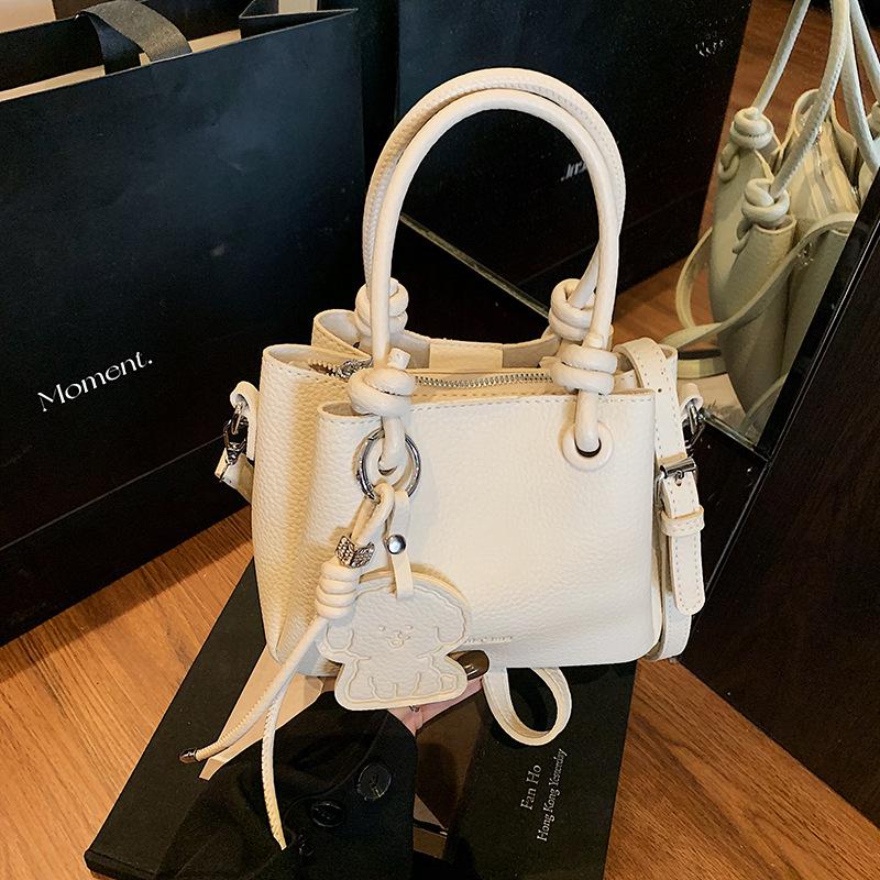

2025 Минималистичная женская сумка-ведро кроссбоди в корейском стиле с текстурой личи высокого класса для повседневной носки New Low Price High Quality грязно-белый