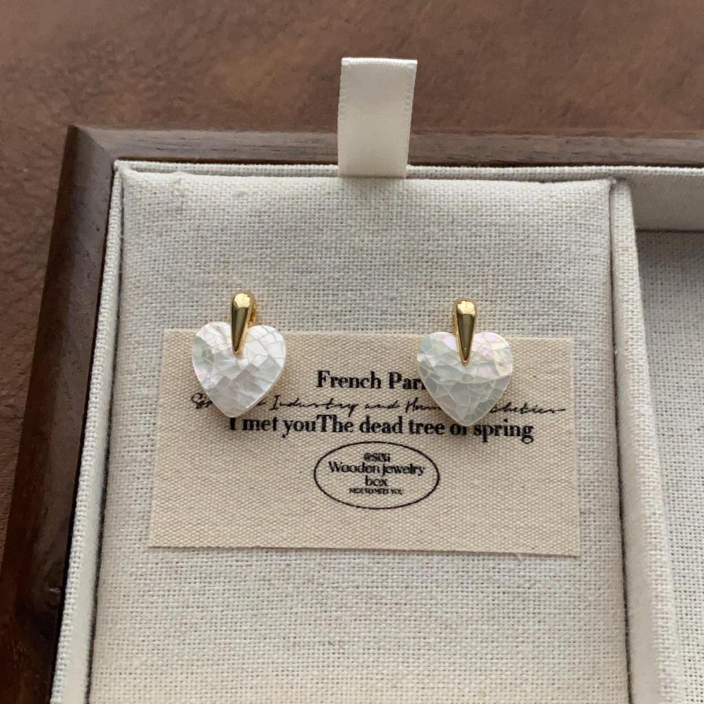 "Vintage Creamy Yellow Starfish Ear Clips: Elegant and Cute, Piercing-Free Sea Star Earrings"