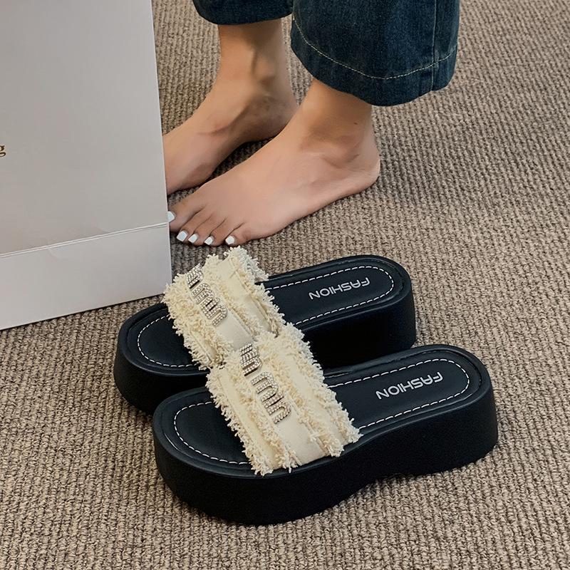 

Beautiful one-word slippers women s 2025 summer new outer wear with skirt cool slippers heightened platform beach shoes 40