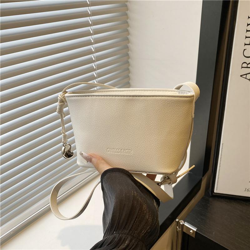 Summer fashion shoulder bag new fashion light luxury casual women shoulder messenger bag essential women bag wholesale