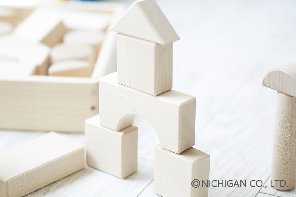 Made in Japan from natural wood, unpainted building blocks. Nichigan U1 30-piece set with wooden storage box.
