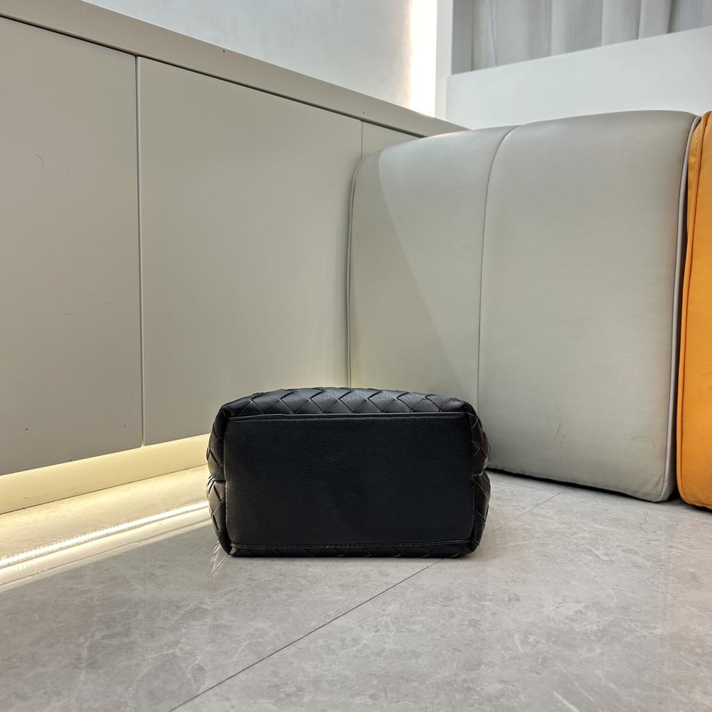 Cross-border handmade cowhide woven bag large-capacity messenger bag niche bucket bag portable women's bag single shoulder messenger bag