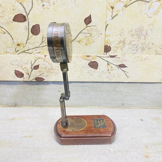 Orologio da tavolo in ottone con supporto in legno Orologio con custodia in pelle