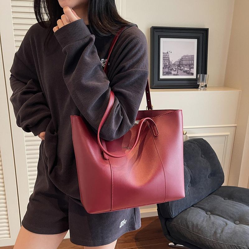 Premium sense large capacity shoulder tote bag women's 2025 new trendy summer fashion texture versatile messenger bag