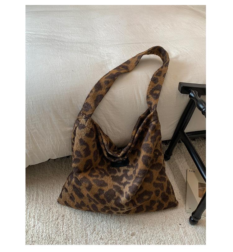 

Retro fashion zebra pattern shoulder bag women s new large-capacity simple casual commuter tote bag shoulder messenger bag