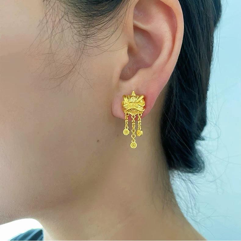 Dames Leeuwendans Kwast Oorbellen | Openwerk leeuwenpatroon, micro-diamant glans met magnetische sluiting