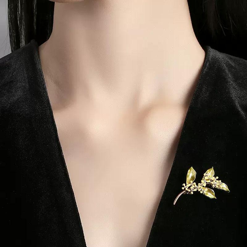 The Osmanthus Brooch Is A High-end, Elegant and Simple Item for Women. The Brooch Has A Niche Design Sense