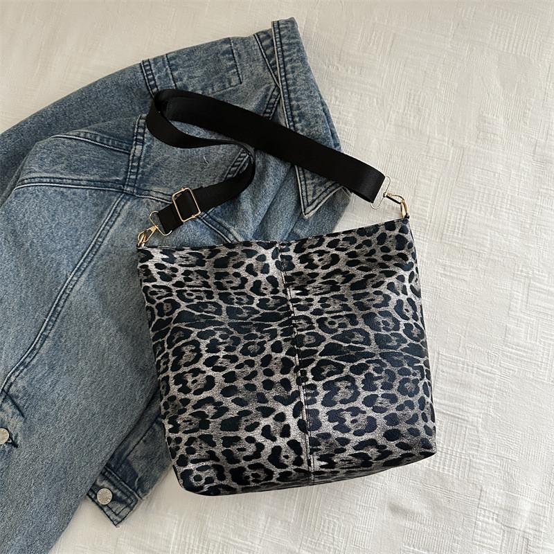Leopard Print Bucket Bag For Women With Polyester Material And Zip Closure For Daily Casual Use