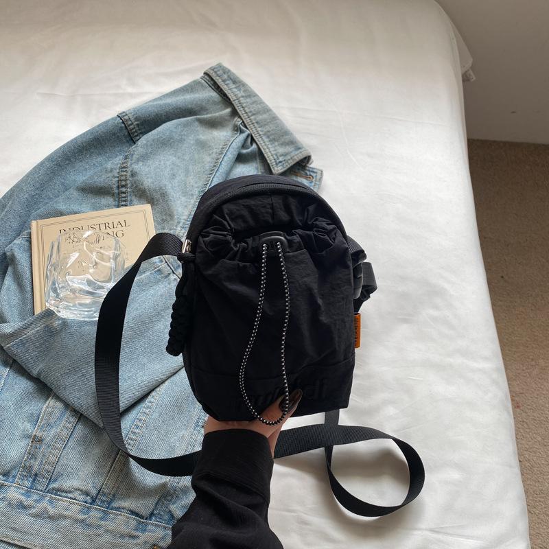 Sporty Drawstring Mobile Phone Bag Lightweight Commuting Outdoor Casual Crossbody Women's Bag