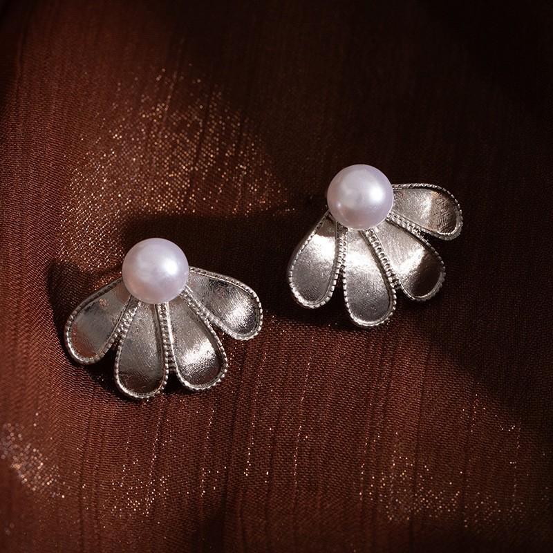 

Light Luxury High-End Pearl Petal Silver Needle Stud Earrings Simple Niche Earrings 925 Women S Sweet Fashion Versatile Earrings