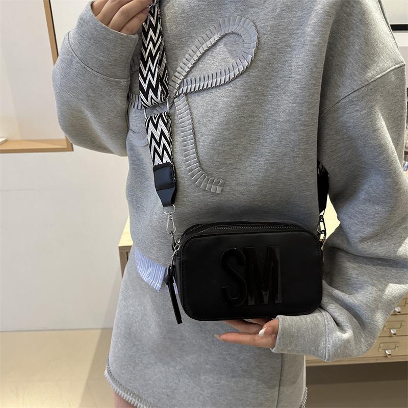Geantă de damă la modă versatilă Geantă pătrată mică texturată Geantă de umăr casual Geantă crossbody de lux ușoară Curea de umăr lată Geantă de damă cu literă