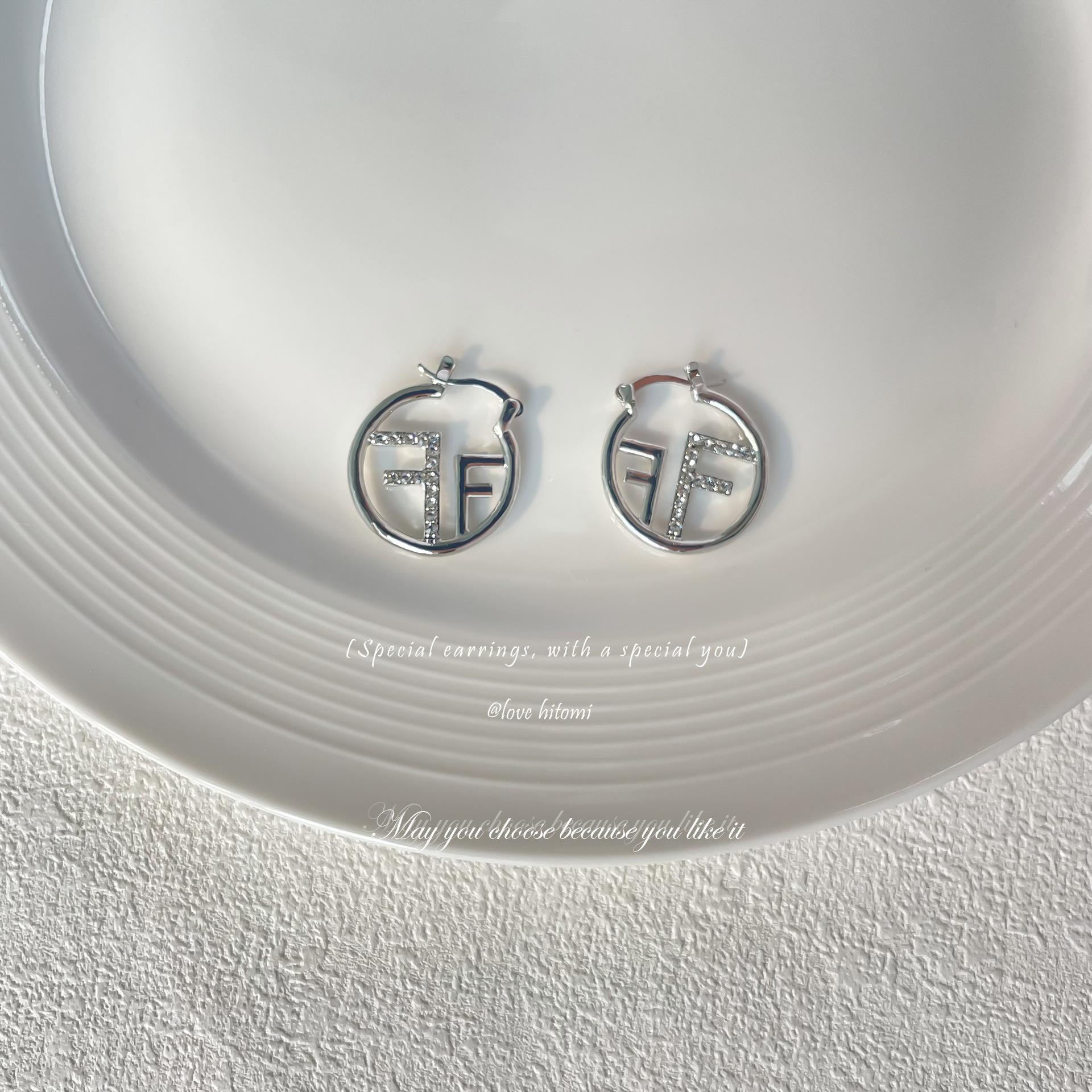 

Korean Version of Ear Buckle Simple Niche Temperament Personalized New Ear Buckle Alloy Advanced Women s Ear Buckle серебряный