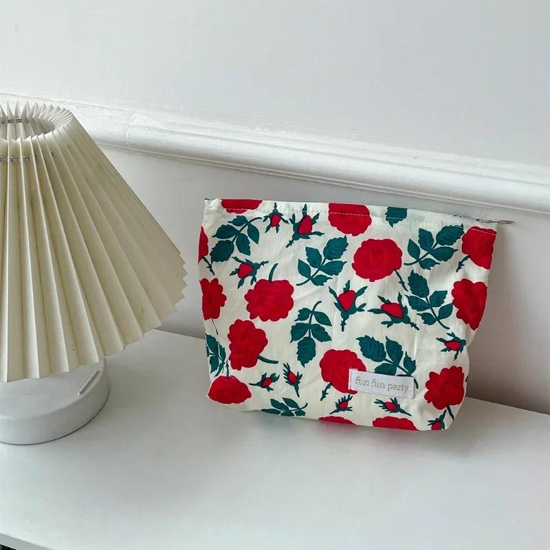 Cosmetic Toiletries Storage Bag Lipstick Bag Travel Fashion Women Ins Vintage Floral Clutch Zipper Makeup Bag Organizer Pouch