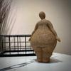 1 Stück Rote Sandstein Frau Statue - Klassische Harzskulptur mit eleganter Pose, Ideal für Wohnzimmer-, Schlafzimmer- oder Flurdekoration