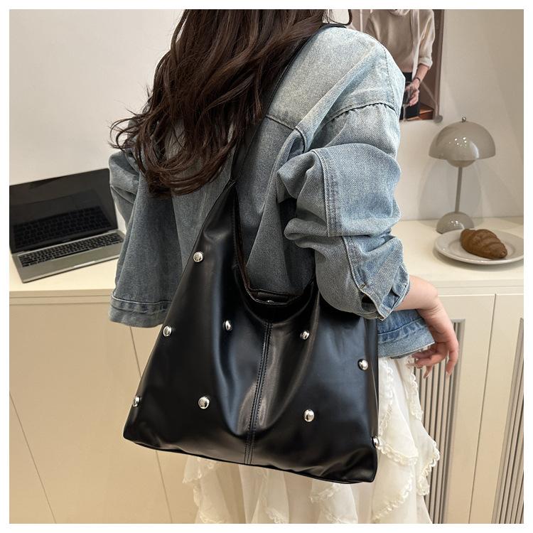 Geantă de umăr din piele ecologică cu detalii nituri Geantă de mână trendy pentru femei Stil casual CLE