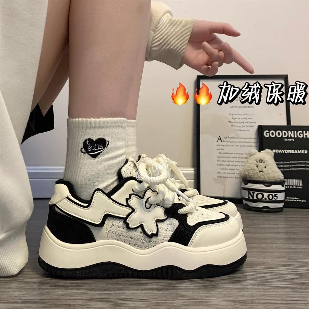 Campus wind velvet thick-soled little white shoes winter small flowers versatile niche original sports board shoes