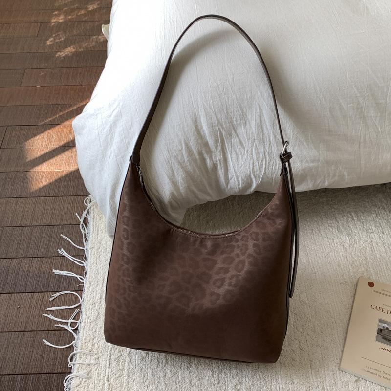 Large capacity bag women's 2025 new autumn and winter high-end retro shoulder bag fashionable commuter tote bag