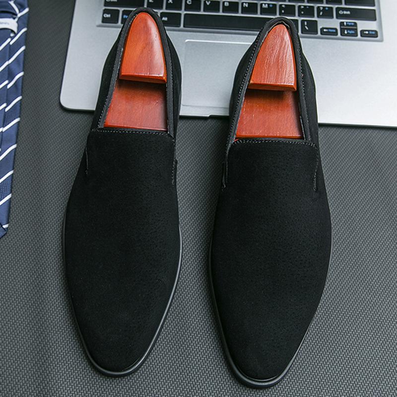 Retro Nowa Moda Zamszowe Skórzane Mokasyny Męskie Szpiczaste Czarne Brązowe Buty Codzienne Suknia Ślubna Buty na Powrót do Domu Zapatos Hombre