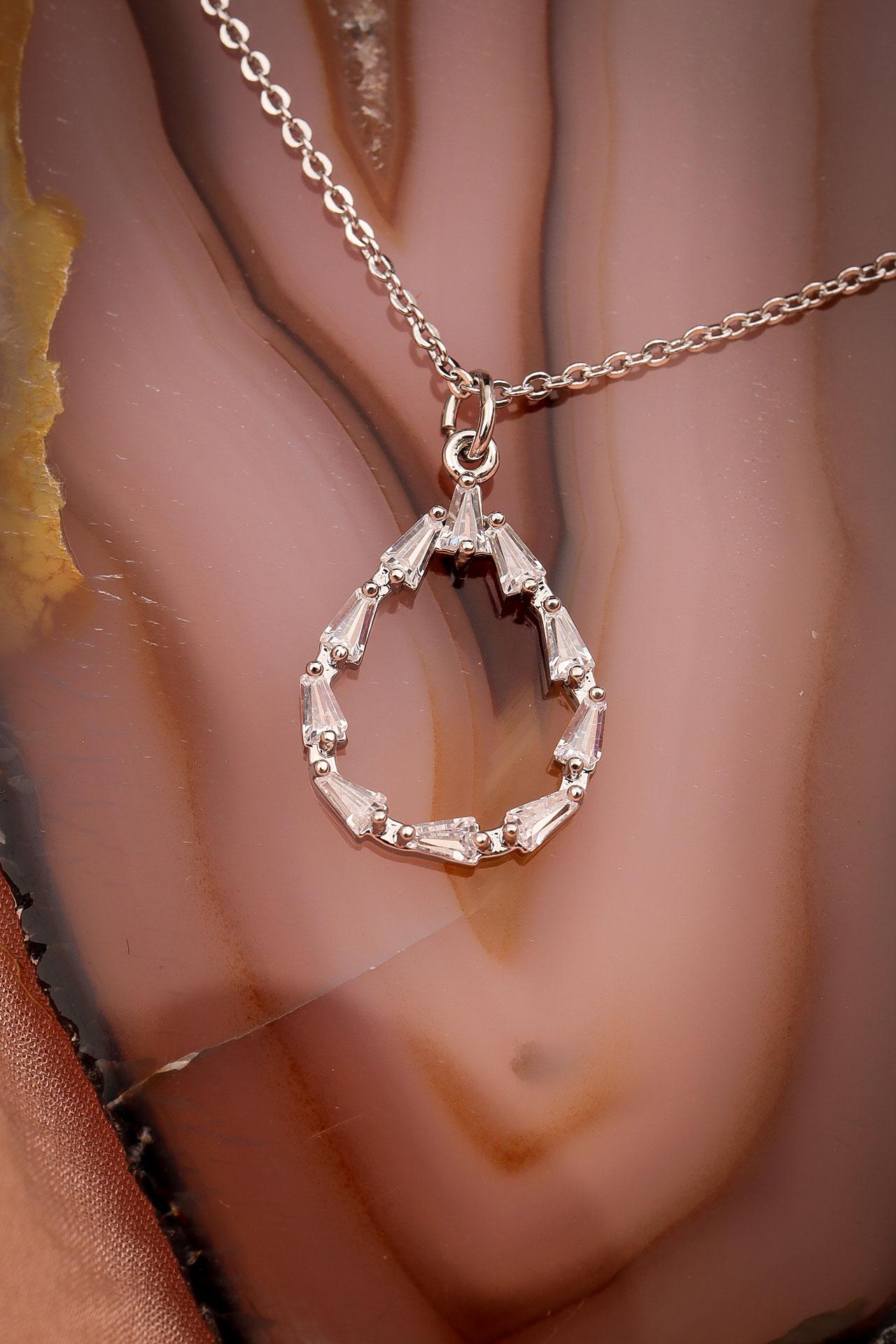 

Серебряное колье с овальным камнем-багетом