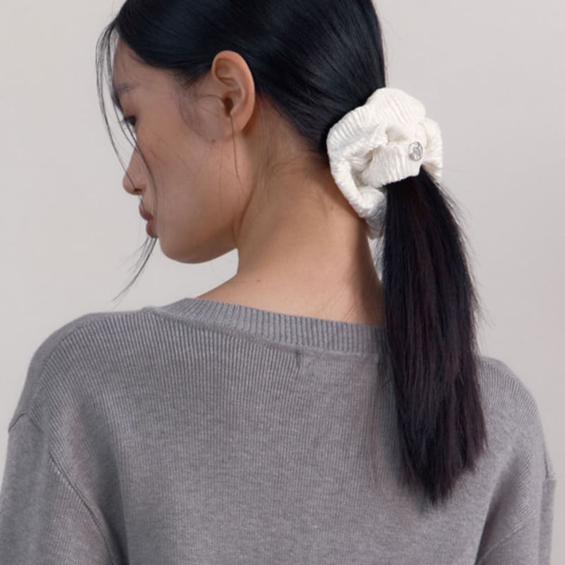 38comeoncommon Wrinkle Velvet Scrunchie (White)