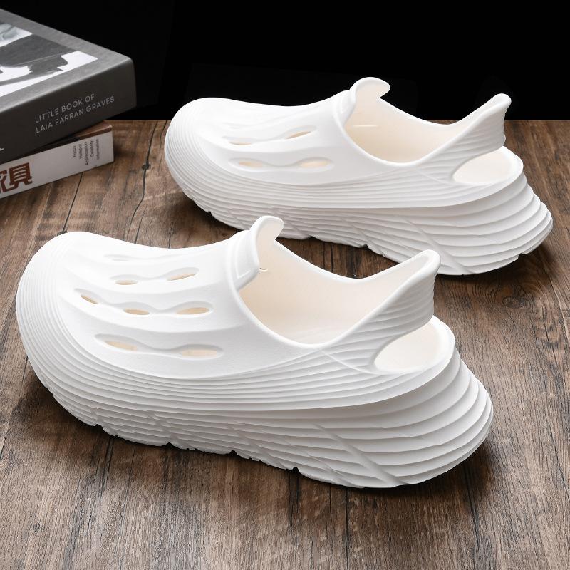 Hole shoes for women do not stink outside, thick soles of feet are non-slip, breathable, heightening, lightweight and cool slippers