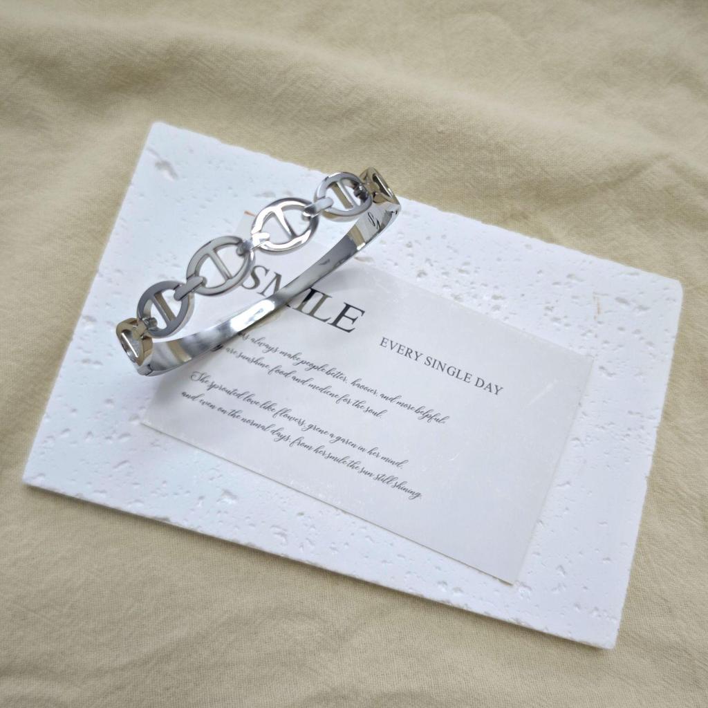 Women's Two-Tone European Style Hollow Pig Nose Buckle Bracelet in Gold and Silver